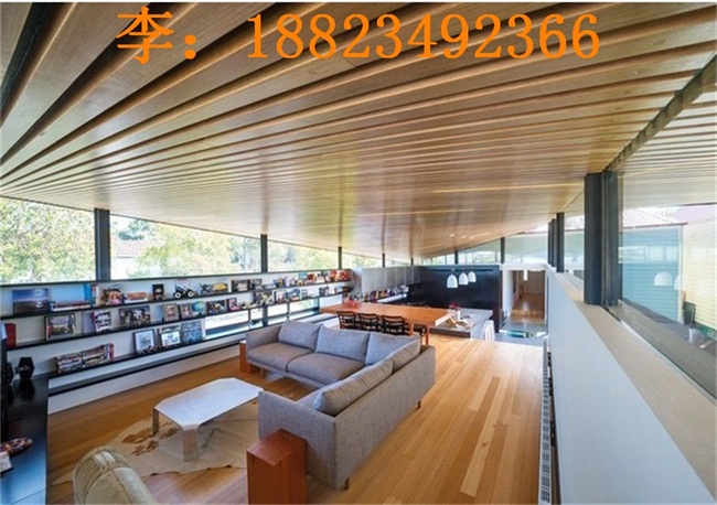高端铝方通,商场仿木纹铝方通吊顶装饰 广东德普龙建材有限公司【德普龙天花】品牌 销售热线:188-2349-2366 李经理 QQ:237666520 铝合金方通天花是近几年来新兴的吊顶材料之一,它是由铝质材料加工成型,并经表面处理而成。因属于绿色环保产品而受到国家建材部门大力推广。 铝合金方通天花,是当今时代人们追求回归大自然的要求,是崇尚绿色环保的潮流,是装饰世界的新趋势。在此趋势的推动下,催生了铝扣板,铝单板、铝型材等吊顶装饰材料表面装饰的优秀代表——仿木纹新型装饰。 广东