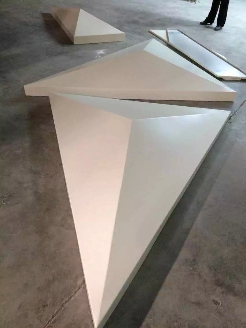 白色三角形铝板.jpg