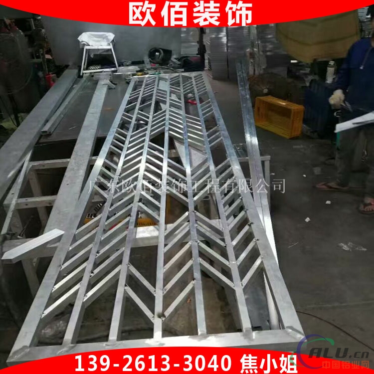 木纹色大方管焊接窗花背景墙隔断围栏