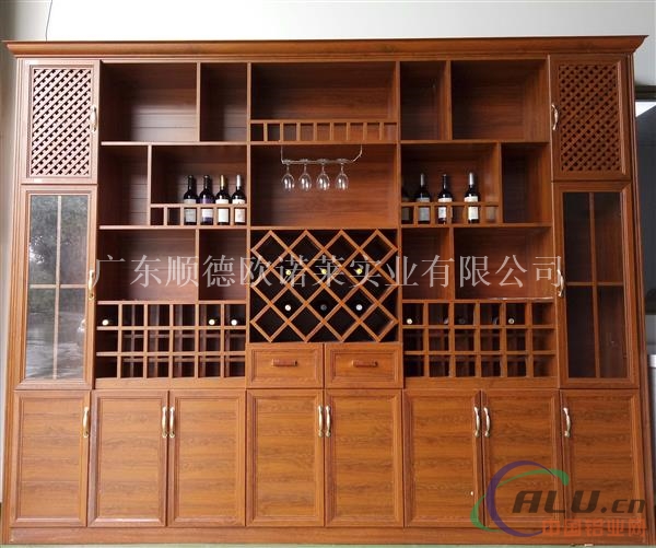 全铝家具同样的仿照板式家具,同样有顶线,罗马柱,欧式侧板等设计,且可
