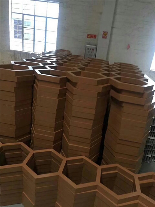 复式酒楼方管拼接铝窗花装饰