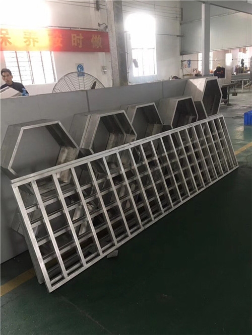 悠闲会所木纹铝花格护栏定制厂家
