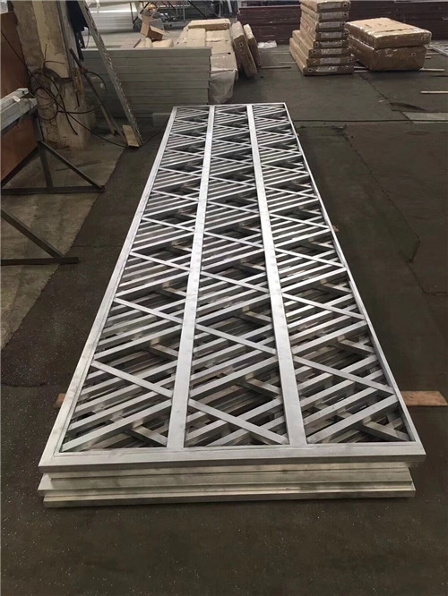 步行街型材焊接铝窗花生产