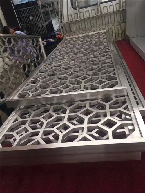 悠闲会所方管铝窗花生产