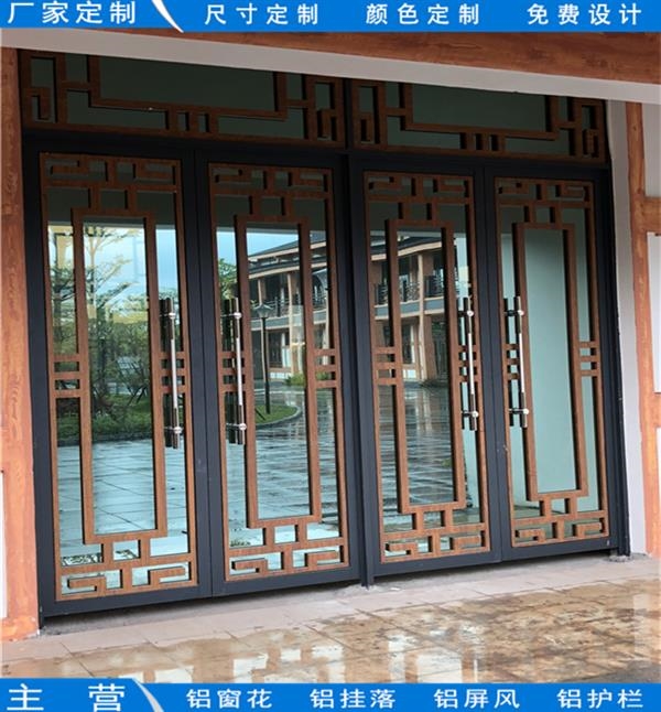 旅游区仿木纹铝花格窗个性化装饰