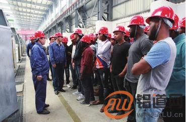 牙買加氧化鋁廠來華培訓學員到東興鋁業公司電解鋁生產線參觀